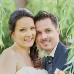 Standesamtliche Hochzeit Adelsried, Brautpaar befindet sich unter Weidenzweigen und schaut in die Kamera. Hochzeitfotografie Nicole Reimer